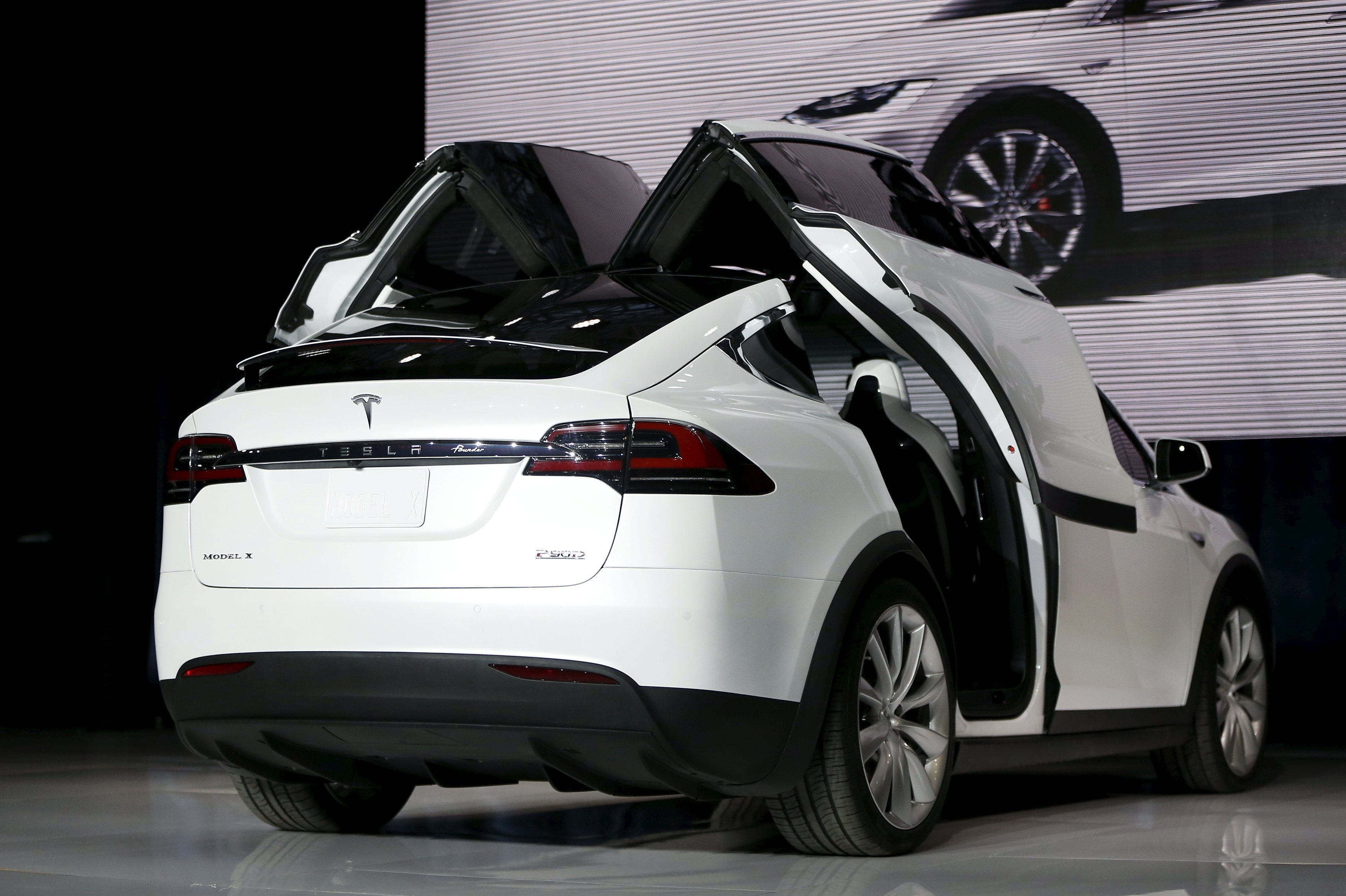 La última actualización de los Tesla X convierte sus puertas en guillotinas